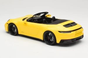 Porsche 911 992 Carrera 4 GTS Kabriolet Rumena Minichamps 1:18 155063030 Kovina – slika 5 od 6