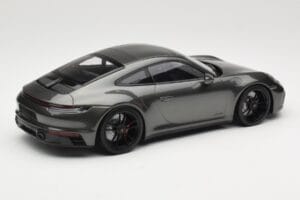 Porsche 911 992 Carrera 4 GTS Green Metallic Minichamps 1:18 155063101 Kovina – slika 2 od 6