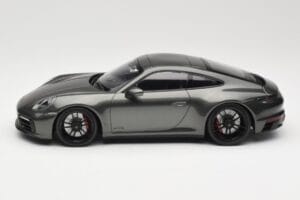 Porsche 911 992 Carrera 4 GTS Green Metallic Minichamps 1:18 155063101 Kovina – slika 3 od 6