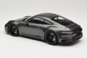 Porsche 911 992 Carrera 4 GTS Green Metallic Minichamps 1:18 155063101 Kovina – slika 5 od 6