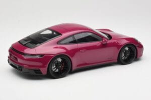 Porsche 911 992 Carrera 4 GTS Rubystar Minichamps 1:18 155063102 Kovina – slika 2 od 6