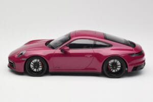 Porsche 911 992 Carrera 4 GTS Rubystar Minichamps 1:18 155063102 Kovina – slika 3 od 6