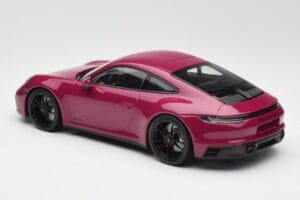 Porsche 911 992 Carrera 4 GTS Rubystar Minichamps 1:18 155063102 Kovina – slika 5 od 6