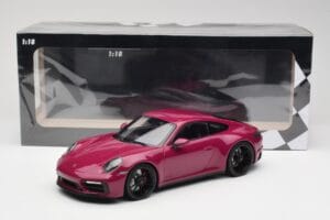 Porsche 911 992 Carrera 4 GTS Rubystar Minichamps 1:18 155063102 Kovina – slika 6 od 6