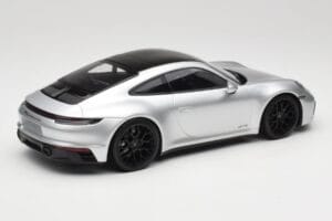 Porsche 911 992 Carrera 4 GTS Srebrn Minichamps 1:18 155063104 Kovina – slika 2 od 6
