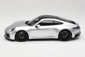 Porsche 911 992 Carrera 4 GTS Srebrn Minichamps 1:18 155063104 Kovina – slika 3 od 6