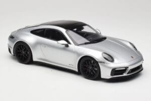 Porsche 911 992 Carrera 4 GTS Srebrn Minichamps 1:18 155063104 Kovina – slika 4 od 6