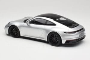 Porsche 911 992 Carrera 4 GTS Srebrn Minichamps 1:18 155063104 Kovina – slika 5 od 6