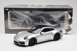 Porsche 911 992 Carrera 4 GTS Srebrn Minichamps 1:18 155063104 Kovina – slika 6 od 6