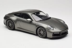 Porsche 911 992 Carrera 4S Aventurine Green Metallic Minichamps 1:18 155067328 Kovina – slika 2 od 6