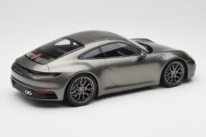 Porsche 911 992 Carrera 4S Aventurine Green Metallic Minichamps 1:18 155067328 Kovina – slika 3 od 6