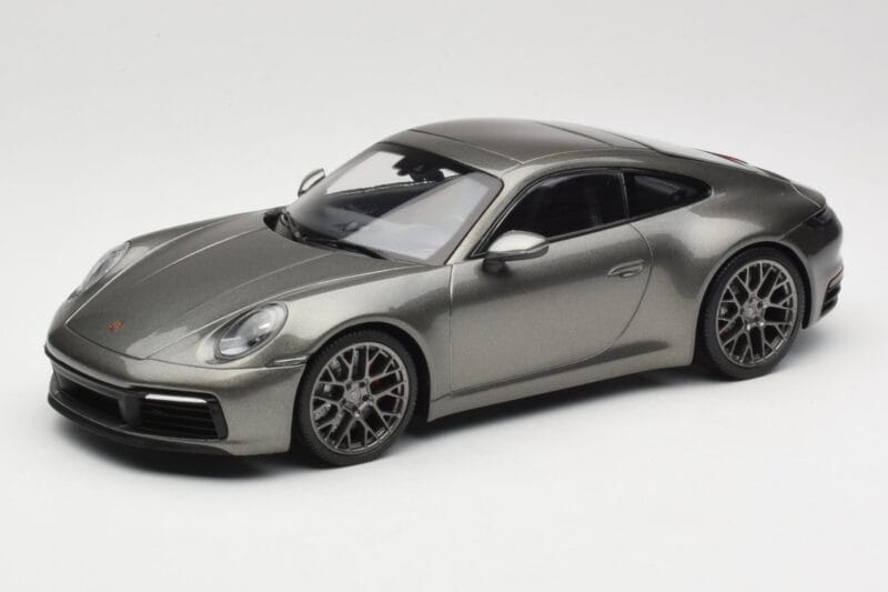 Porsche 911 992 Carrera 4S Aventurine Green Metallic Minichamps 1:18 155067328 Kovina