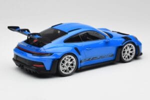 Porsche 911 992 GT3 RS Modra & Srebrna Kolesa & Črn Dekor Minichamps 1:18 153062234 Kovina – slika 2 od 6