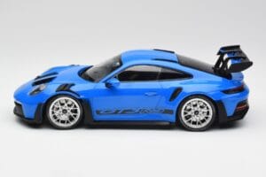 Porsche 911 992 GT3 RS Modra & Srebrna Kolesa & Črn Dekor Minichamps 1:18 153062234 Kovina – slika 3 od 6