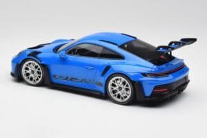 Porsche 911 992 GT3 RS Modra & Srebrna Kolesa & Črn Dekor Minichamps 1:18 153062234 Kovina – slika 5 od 6