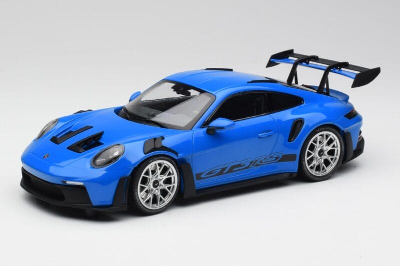 Porsche 911 992 GT3 RS Modra & Srebrna Kolesa & Črn Dekor Minichamps 1:18 153062234 Kovina