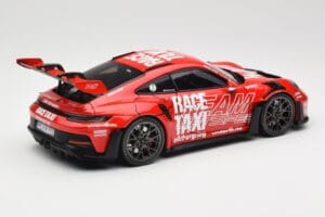 Porsche 911 992 GT3 RS Getspeed Race Taxi Guards Red Minichamps 1:18 110062040 Kovina – slika 3 od 8