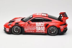 Porsche 911 992 GT3 RS Getspeed Race Taxi Guards Red Minichamps 1:18 110062040 Kovina – slika 4 od 8