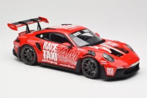 Porsche 911 992 GT3 RS Getspeed Race Taxi Guards Red Minichamps 1:18 110062040 Kovina – slika 6 od 8