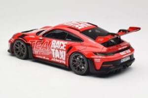 Porsche 911 992 GT3 RS Getspeed Race Taxi Guards Red Minichamps 1:18 110062040 Kovina – slika 7 od 8