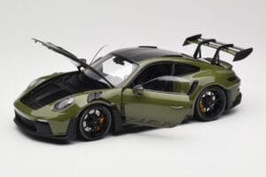 Porsche 911 992 GT3 RS Nato Olive & Black Wheels Minichamps 1:18 110062027 Kovina – slika 2 od 8