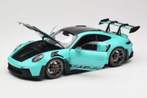 Porsche 911 992 GT3 RS Python Green & Dark Silver Wheels Minichamps 1:18 110062026 Kovina – slika 2 od 8