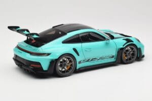 Porsche 911 992 GT3 RS Python Green & Dark Silver Wheels Minichamps 1:18 110062026 Kovina – slika 3 od 8