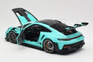 Porsche 911 992 GT3 RS Python Green & Dark Silver Wheels Minichamps 1:18 110062026 Kovina – slika 5 od 8