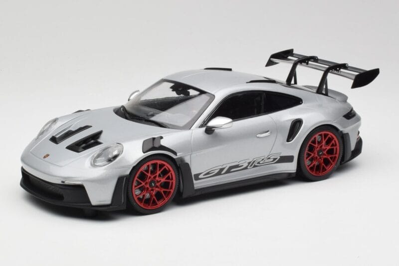 Porsche 911 992 GT3 RS Srebrna & Rdeča Kolesa Minichamps 1:18 153062241 Kovina