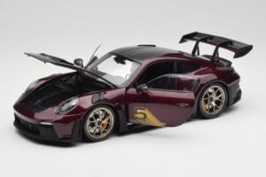 Porsche 911 992 GT3 RS Ultraviolet & Srebrna Kolesa Minichamps 1:18 110062029 Kovina – slika 2 od 8