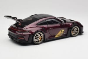 Porsche 911 992 GT3 RS Ultraviolet & Srebrna Kolesa Minichamps 1:18 110062029 Kovina – slika 3 od 8