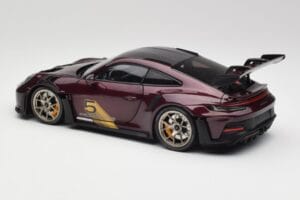 Porsche 911 992 GT3 RS Ultraviolet & Srebrna Kolesa Minichamps 1:18 110062029 Kovina – slika 7 od 8
