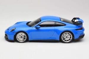 Porsche 911 992 GT3 Shark Modra & Srebrna Kolesa Minichamps 1:18 143069015 Smola – slika 3 od 6