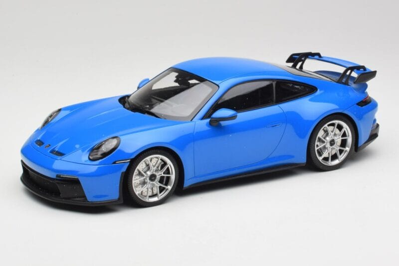 Porsche 911 992 GT3 Shark Modra & Srebrna Kolesa Minichamps 1:18 143069015 Smola