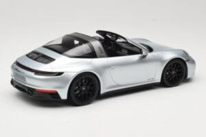 Porsche 911 992 Targa 4 GTS Srebrna Minichamps 1:18 155061061 Kovina – slika 2 od 6