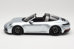 Porsche 911 992 Targa 4 GTS Srebrna Minichamps 1:18 155061061 Kovina – slika 3 od 6