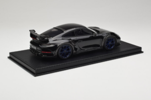 Porsche 911 992 TechArt GTstreet R Črn Z Modrimi Kolesi TechArt 1:18 REMC009 Smola – slika 3 od 6
