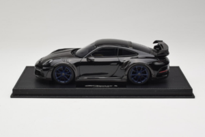Porsche 911 992 TechArt GTstreet R Črn Z Modrimi Kolesi TechArt 1:18 REMC009 Smola