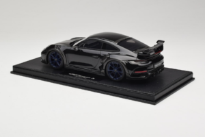 Porsche 911 992 TechArt GTstreet R Črn Z Modrimi Kolesi TechArt 1:18 REMC009 Smola – slika 5 od 6
