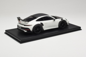 Porsche 911 992 TechArt GTstreet R Bel Z Črnimi Kolesi TechArt 1:18 REMC013 Smola – slika 3 od 6
