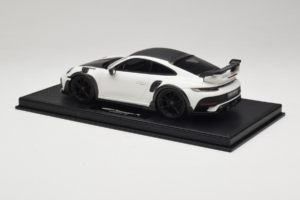 Porsche 911 992 TechArt GTstreet R Bel Z Črnimi Kolesi TechArt 1:18 REMC013 Smola – slika 5 od 6