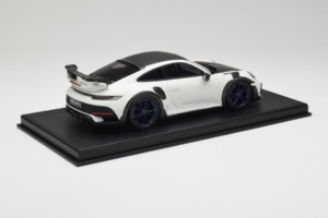 Porsche 911 992 TechArt GTstreet R Bel Z Modrimi Kolesi TechArt 1:18 REMC014 Smola – slika 3 od 6