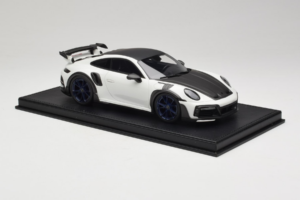 Porsche 911 992 TechArt GTstreet R Bel Z Modrimi Kolesi TechArt 1:18 REMC014 Smola – slika 4 od 6