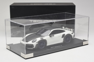 Porsche 911 992 TechArt GTstreet R Bel Z Modrimi Kolesi TechArt 1:18 REMC014 Smola – slika 6 od 6