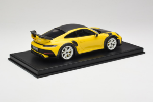 Porsche 911 992 TechArt GTstreet R Rumen Z Belimi Kolesi TechArt 1:18 REMC015 Smola – slika 2 od 6