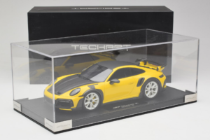 Porsche 911 992 TechArt GTstreet R Rumen Z Belimi Kolesi TechArt 1:18 REMC015 Smola – slika 6 od 6