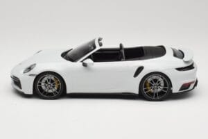 Porsche 911 992 Turbo S Kabriolet White Metallic Minichamps 1:18 155069080 Kovina – slika 3 od 6
