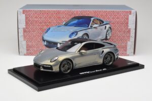 Porsche 911 Turbo S 992 Silver Bamboo Chromaflire With Display Case Spark 1:18 WAP0219100RTSS Smola – slika 6 od 7
