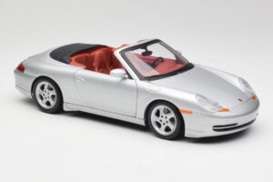 Porsche 911 996 Kabriolet Srebrna Gate 1:18 1052 Kovina – slika 6 od 8