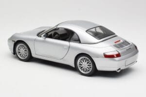 Porsche 911 996 Carrera Kabriolet Srebrna Hot Wheels 1:18 213595 Kovina – slika 7 od 8